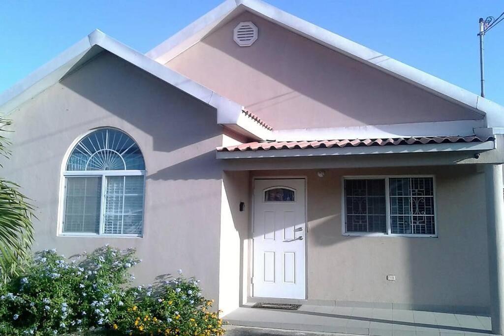 Comfortable Strategic Lodging Quarters Spanish Town Exterior foto