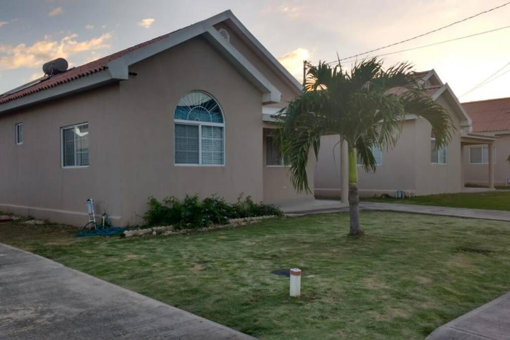 Comfortable Strategic Lodging Quarters Spanish Town Exterior foto