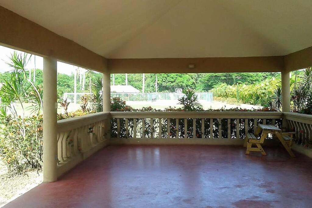 Comfortable Strategic Lodging Quarters Spanish Town Exterior foto