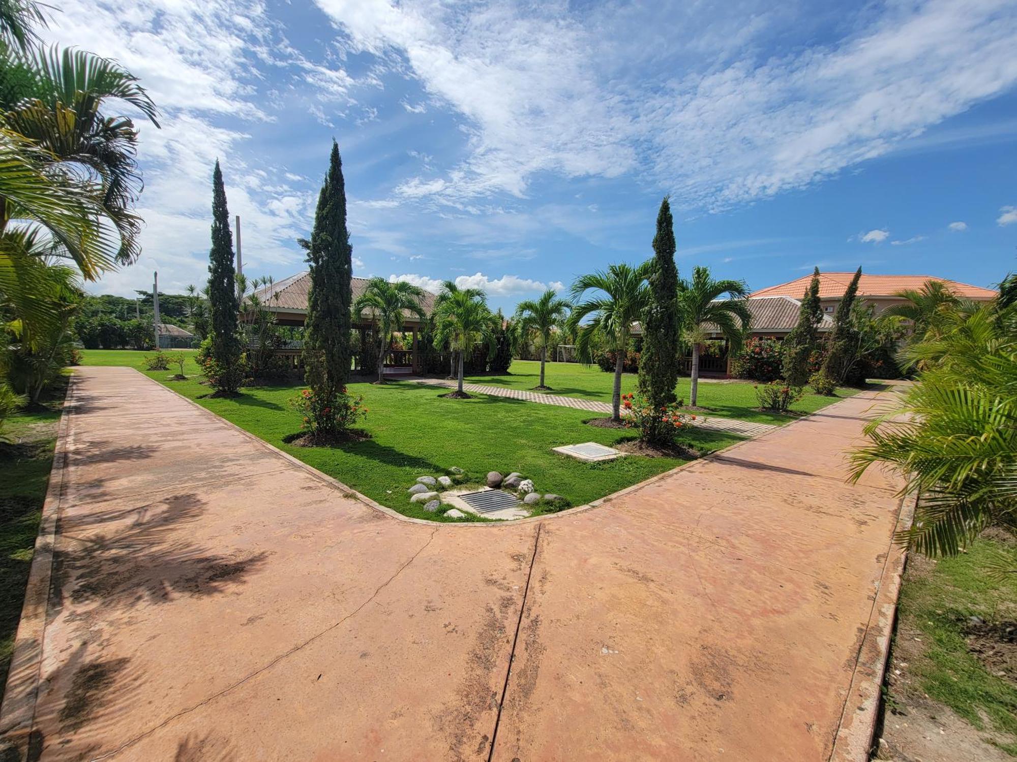 Comfortable Strategic Lodging Quarters Spanish Town Exterior foto