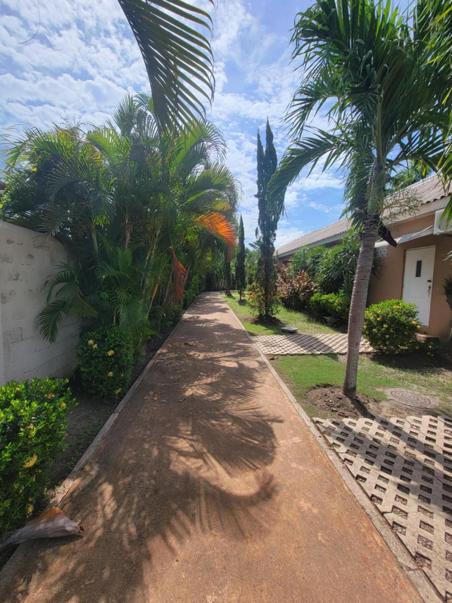 Comfortable Strategic Lodging Quarters Spanish Town Exterior foto