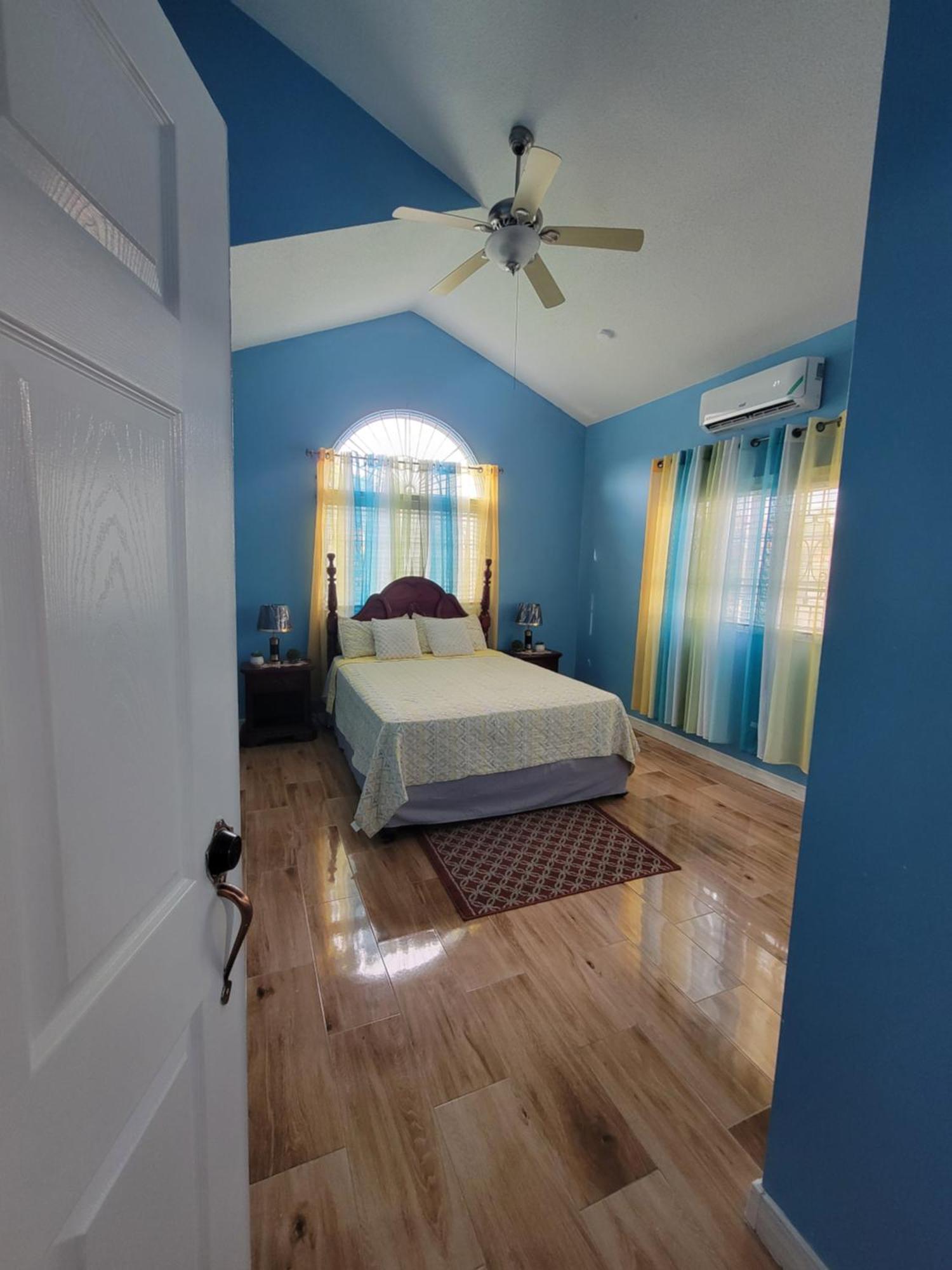 Comfortable Strategic Lodging Quarters Spanish Town Exterior foto